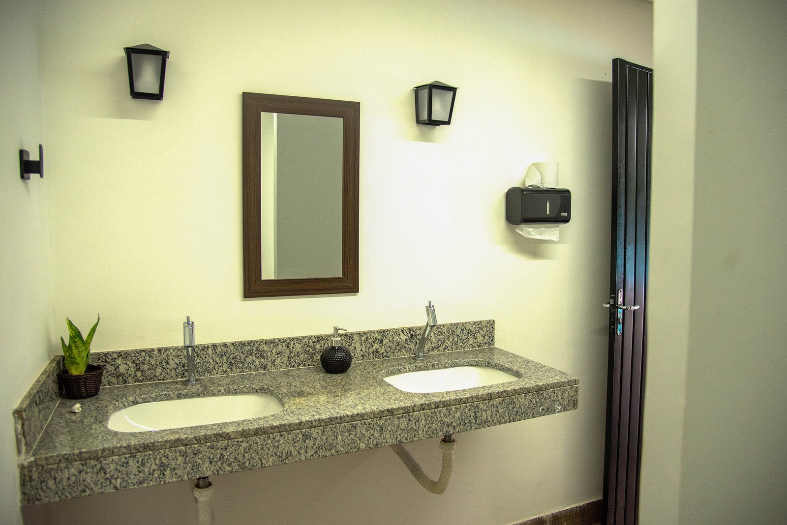 Sanitários Modernos Casa Floresta